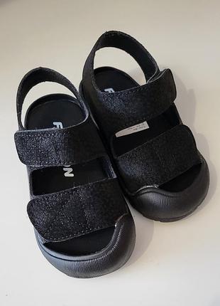 Новые детские босоножки, черного цвета, защищенным носком