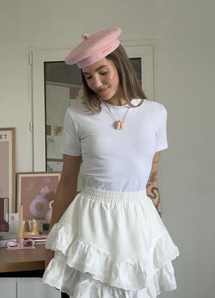 Жіноча біла приталена футболка у стилі skims