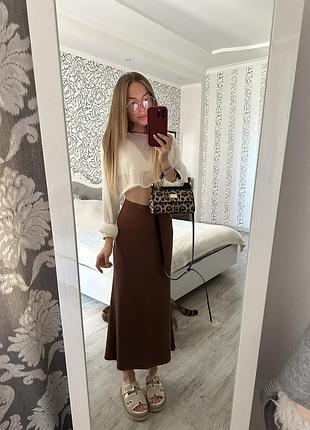 Довга пряма спідниця коричневого кольору