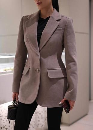 Приталенный кашемировый жакет.