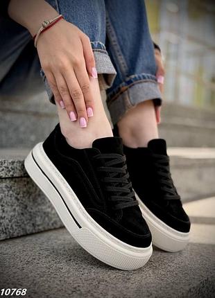 Натуральні замшеві чорні кеди - кросівки на високій бежевій підошві