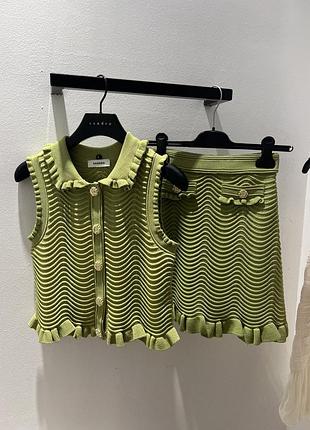 Зеленый салатовый короткий костюм от sandro топ юбка