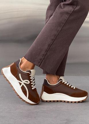 Кросівки жіночі