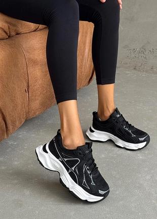 Чорно білі кросівки на платформі