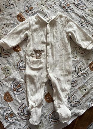 Закритий комбінезон з довгими рукавами і ніжками.