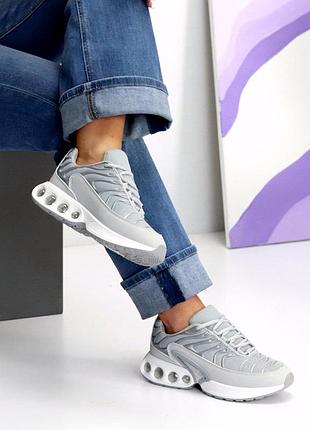 Кросівки жіночі