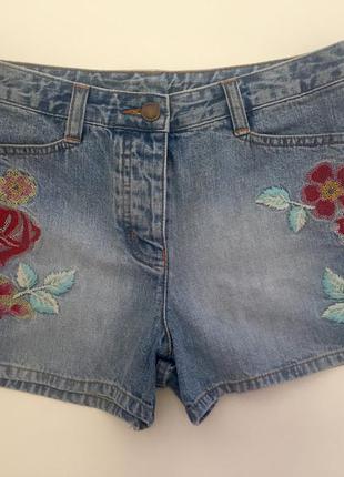 Шортики с вышывкой
