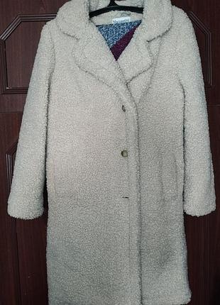 Продаю стильну шубку-тедді кольору айворі. дуже тепла й затишна, гарно виглядає в повсякденних образах.
стан відмінний, без дефектів.