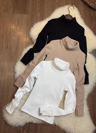 В наявності тепленький гольф для дівчинки тканина ангора рубчик дуже приємний на дотик  прикрашений шкіряною нашивкою  є дірочка під пальчик