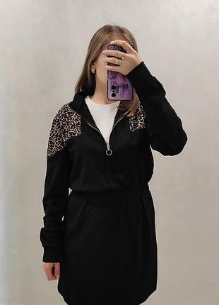 Платье платье в спортивном стиле на замке