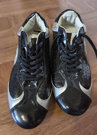 Кроссовки женские