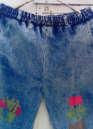 Джинсы голубые. замеры на фото. резинка тянется на поясе.