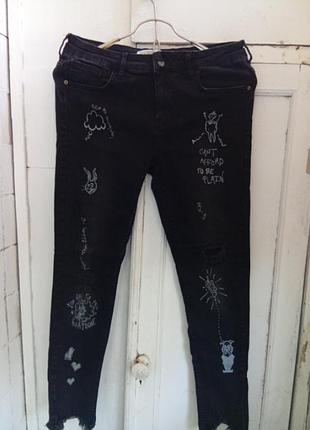 Джинсы стрейчевые черные. замеры на фото. низ рваный.