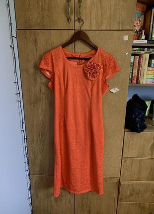 Сукня коралового кольору пряма з мереживом і квіткою великі розміри