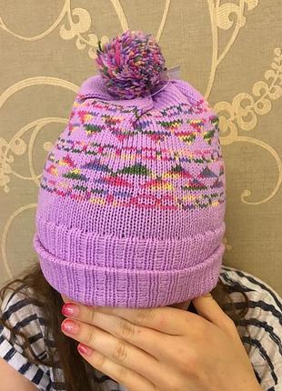 Очень красивая и стильная вязаная шапочка.