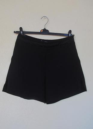 Классические женские черные шорты костюмная ткань боковые разрезы от mango