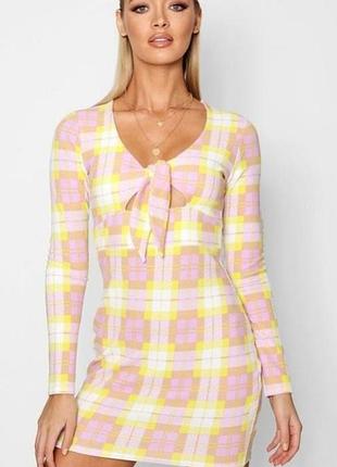 Boohoo. товар из англии. платье в клетку с вырезом под грудью.