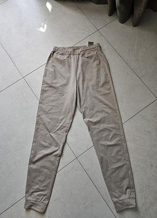 Оригинальные брюки guess. очень приятный, легкий и дышащий материал. надевала пару раз до беременности)