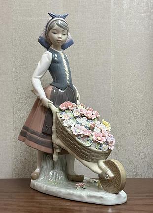 Фарфоровая статуэтка lladro «девушка с тачкой цветов».