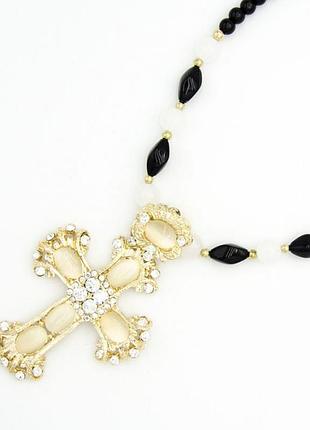 Подвеска № 471 крестик со стразами белого и персикового цвета.