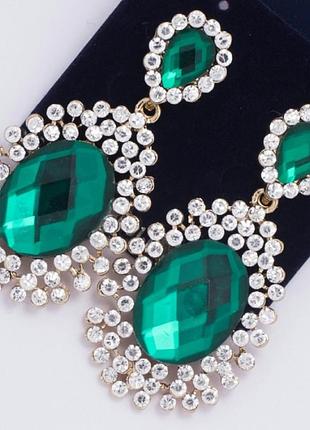 Серьги № 547 с зелеными камнями и стразами вокруг.