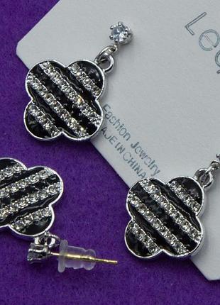 Сережки-гвоздики №165 16мм конюшина з чорними та білими стразами смугою куплю конюшина ван кліфф