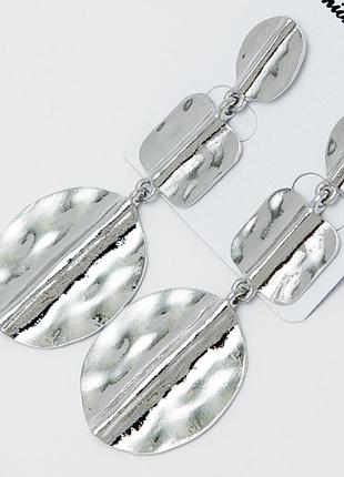 Сережки no1817 довгі білого кольору.