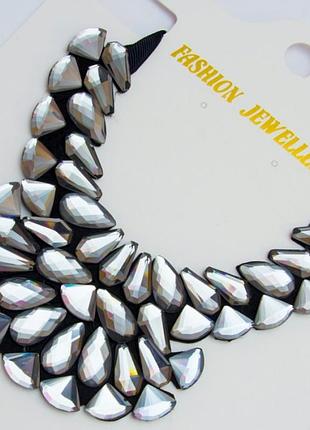 Подвеска №421 белые стразы на черной тканевой основе.