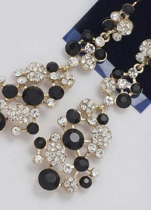 Серьги №205 шарики ,усыпанные белыми и черными стразами на металле под золото