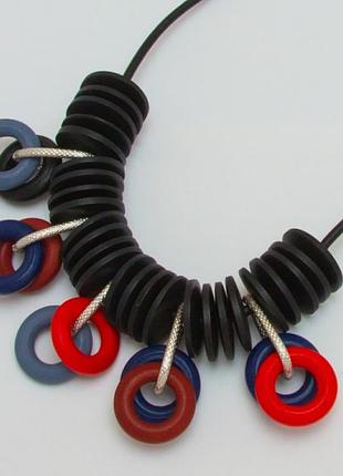 Підвіска no431 оригінальна з кільцями різної форми та кольорів.