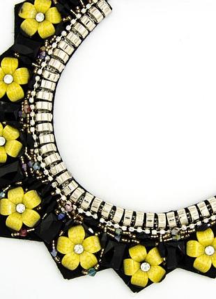 Подвеска № 450 с желтыми цветочками на черной основе.