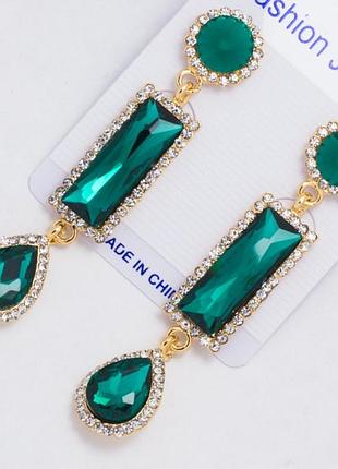 Серьги № 329 стильные на металле под золото изумрудные камни