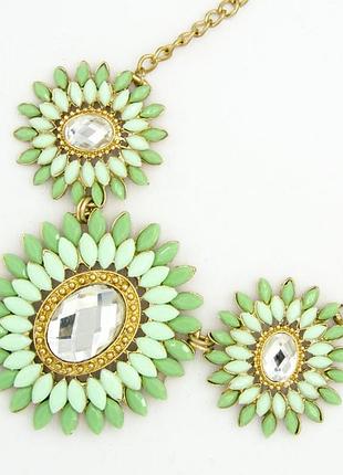 Підвіска no 482 квіти із зеленими пелюстками та білою серцевиною.