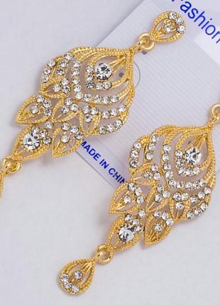 Серьги № 357 с белыми стразами оригинальной формы.