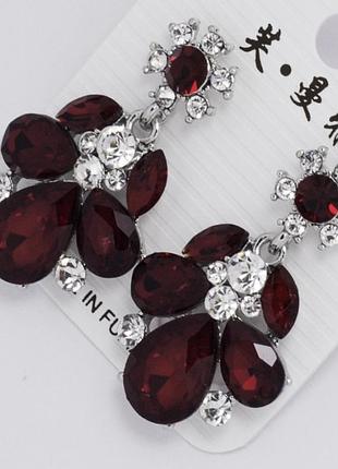 Серьги № 777 висюльки с красными камнями и белыми стразами на металле под серебро.