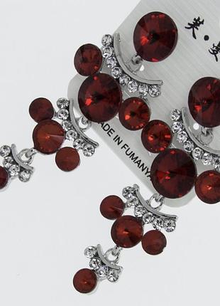 Серьги № 1074 с круглыми камнями красного цвета и стразами .