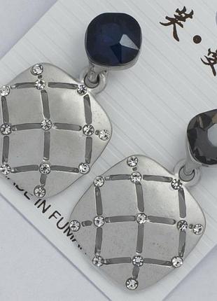 Серьги №273 белый квадратик с серыми стразами