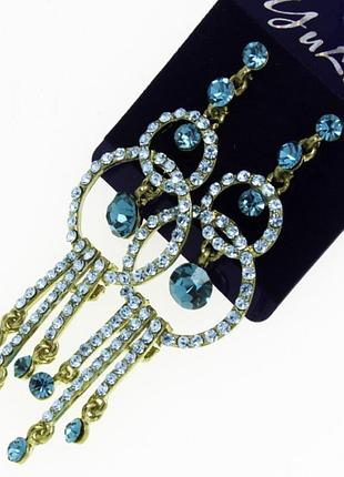 Серьги № 1021 ажурные с голубыми стразами на основе под золото .