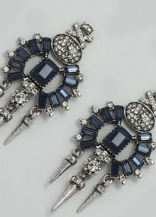 Серьги №283 оригинальные с синими стразами на белом металле