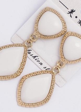 Серьги № 587 с белой эмалью и обрамлением под золото.