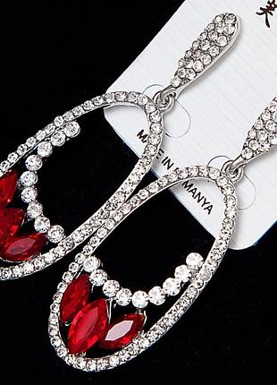 Серьги № 1328 овальной формы с камнями .