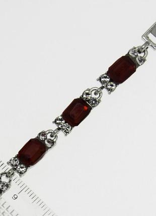 Браслет № 450 с камнями бордового цвета и белыми стразами на основе под серебро .