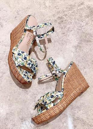 Босоножки на танкетке #3 spade.