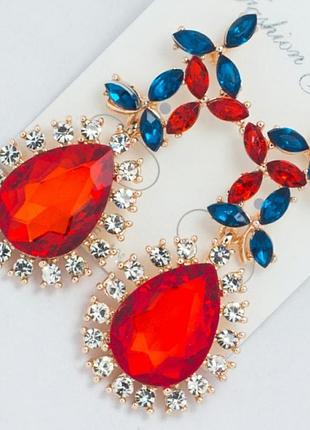 Серьги № 400 красные капли с цветочками и стразами белого цвета.