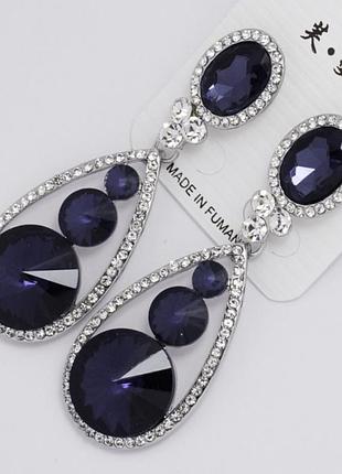 Серьги № 793 с серыми камнями и белыми стразами.