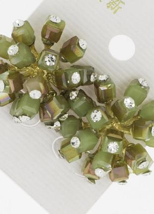 Серьги № 964 оригинальной формы с зелеными вставками и стразами .