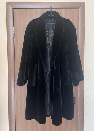 Шуба з обʼємними плечима трапеція