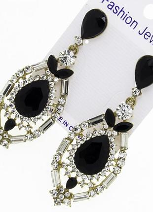 Серьги № 1013 с черными камнями и белыми стразами на основе под золото .