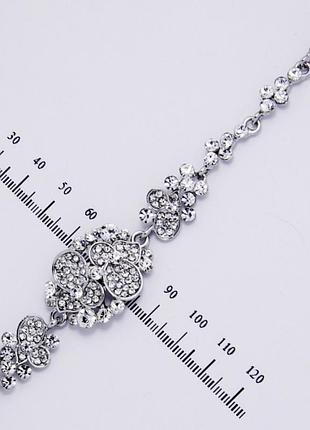 Браслет № 364 с белыми стразами на металле под серебро .