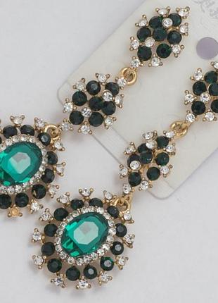 Серьги №259 зеленые стразы на металле под золото с белыми и черными кристаллами